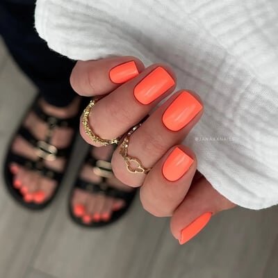 unghie corte estive arancione